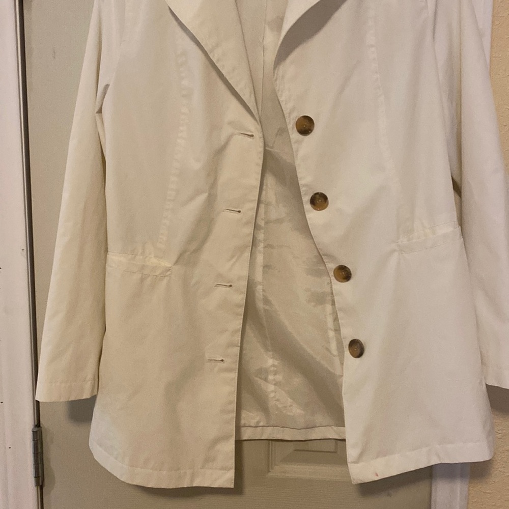 White rain coat feeling